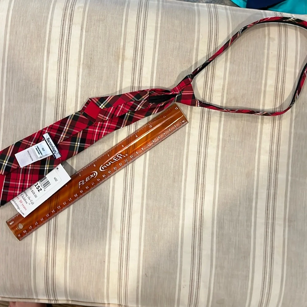 New with tags hartstribg red plaid zip ties. Great condition